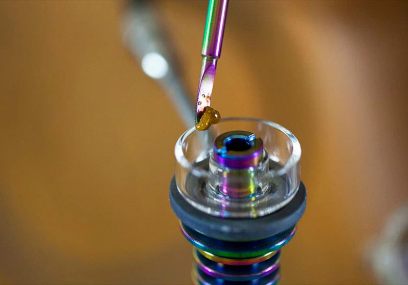 Cos'è il dabbing dei concentrati di cannabis: perché può essere pericoloso